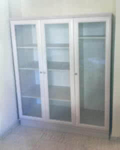 ארון שירות עם דלתות זכוכית - דירה בשכירות