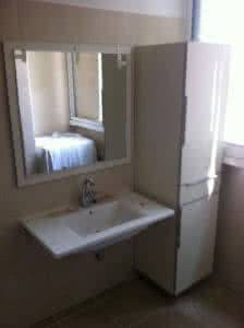 ארון שירות לחדר אמבטיה הכולל 2 דלתות מגירה ומראה