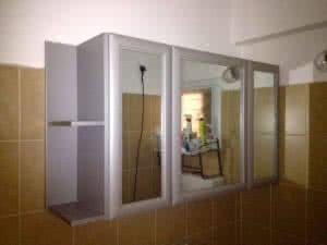 ארונית קיר לאמבטיה הכולל 3 דלתות עם ראי + 2 מדפים בהתאמה אישית